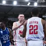 Brown e Uthoff durante l’ultima sfida di campionato giocata in casa di Brescia Foto Andrea Lasorte