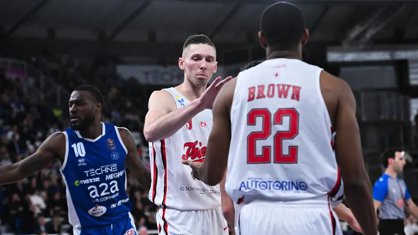 Brown e Uthoff durante l’ultima sfida di campionato giocata in casa di Brescia Foto Andrea Lasorte