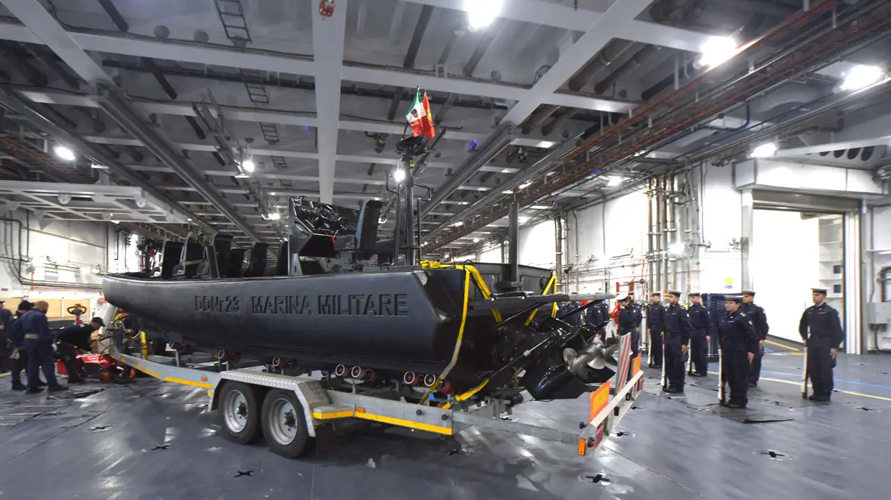 I dettagli del gigante: Nave Trieste nel fotoservizio di Francesco Bruni