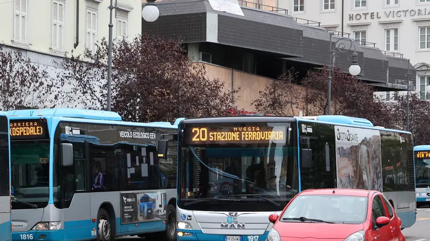 Un autobus della linea 20 in largo Barriera foto Andrea Lasorte