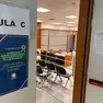 La locandina dello sciopero affissa alla porta di un'aula del tribunale di Udine