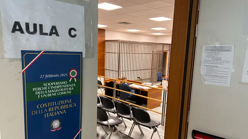 La locandina dello sciopero affissa alla porta di un'aula del tribunale di Udine