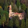 La villa in stile orientaleggiante immersa nel parco del Rafut oltreconfine. Realizzata da Lasciac nel 1909, oggi è in stato di degrado