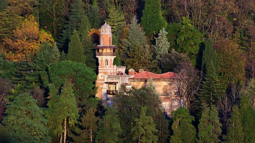 La villa in stile orientaleggiante immersa nel parco del Rafut oltreconfine. Realizzata da Lasciac nel 1909, oggi è in stato di degrado