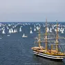 La nave Vespucci nel golfo di Trieste per una Barcolana passata. Foto studio Borlenghi