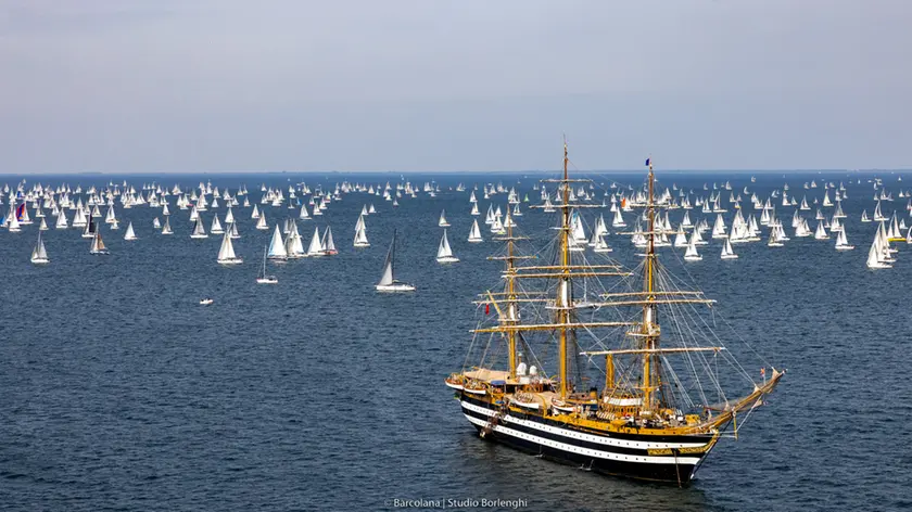 La nave Vespucci nel golfo di Trieste per una Barcolana passata. Foto studio Borlenghi