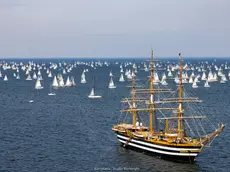 La nave Vespucci nel golfo di Trieste per una Barcolana passata. Foto studio Borlenghi