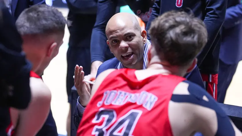 Coach Christian dà indicazioni durante un time-out Foto Ciamillo/Lasorte