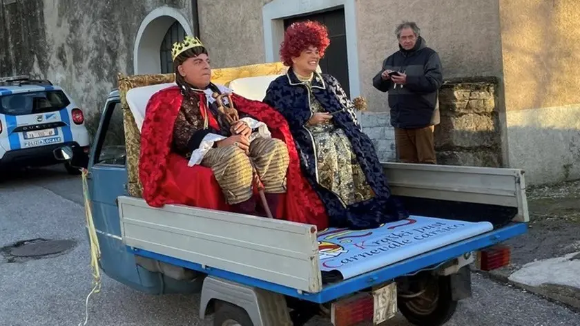 L’arrivo del Re e della Regina del Carnevale carsico a bordo dell’Ape