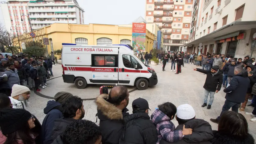 Nelle foto di Pier Giorgio Mini, l’ambulanza intervenuta in piazza Cavour domenica mattina