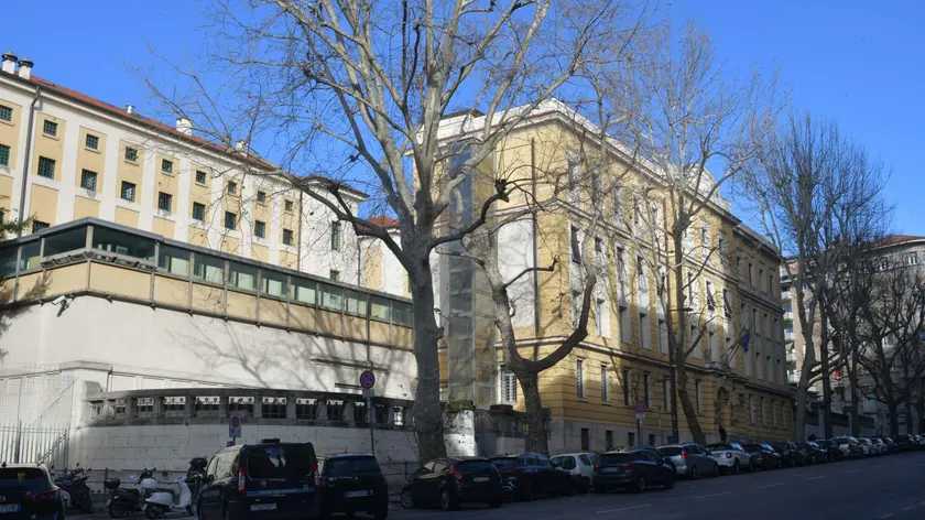 L’esterno del carcere di Trieste di via Coroneo dove sono stati scoperti i cellulari nelle celle foto Bruni