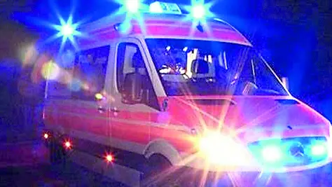 Un'ambulanza durante un soccorso notturno