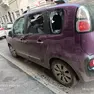 Una delle auto vandalizzate