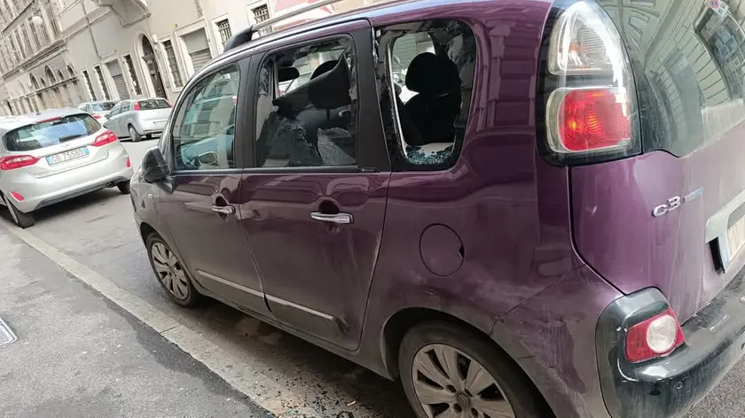 Una delle auto vandalizzate