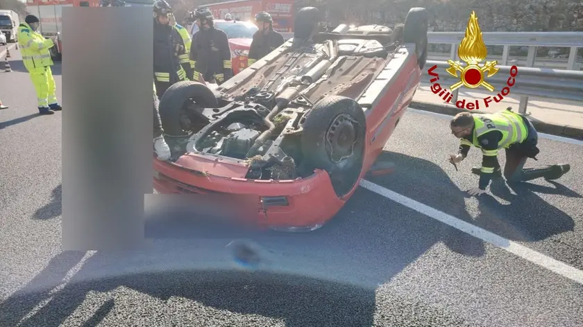 L'auto cappottata sul raccordo autostradale