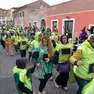 Alcuni momenti della coloratissima sfilata dei ricreatori che ha animato le vie del rione di Servola con tanti giovani e giovanissimi Foto di Francesco Bruni