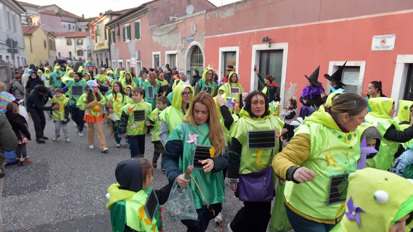 Alcuni momenti della coloratissima sfilata dei ricreatori che ha animato le vie del rione di Servola con tanti giovani e giovanissimi Foto di Francesco Bruni