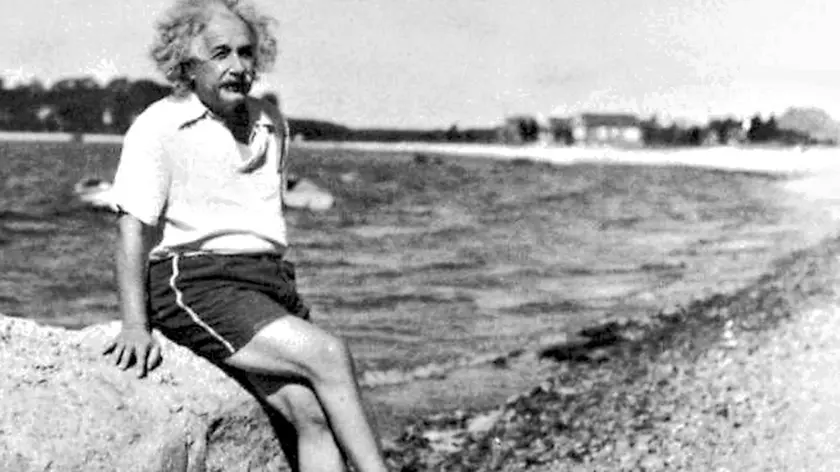 Una rara immagine di Albert Einstein al mare durante un soggiorno di riposo a Long Island (New York), nell’estate del 1939