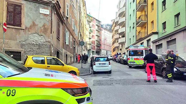 I vigili del fuoco e i sanitari intervenuti ieri mattina in via degli Apiari, a due passi da piazza Tra i Rivi