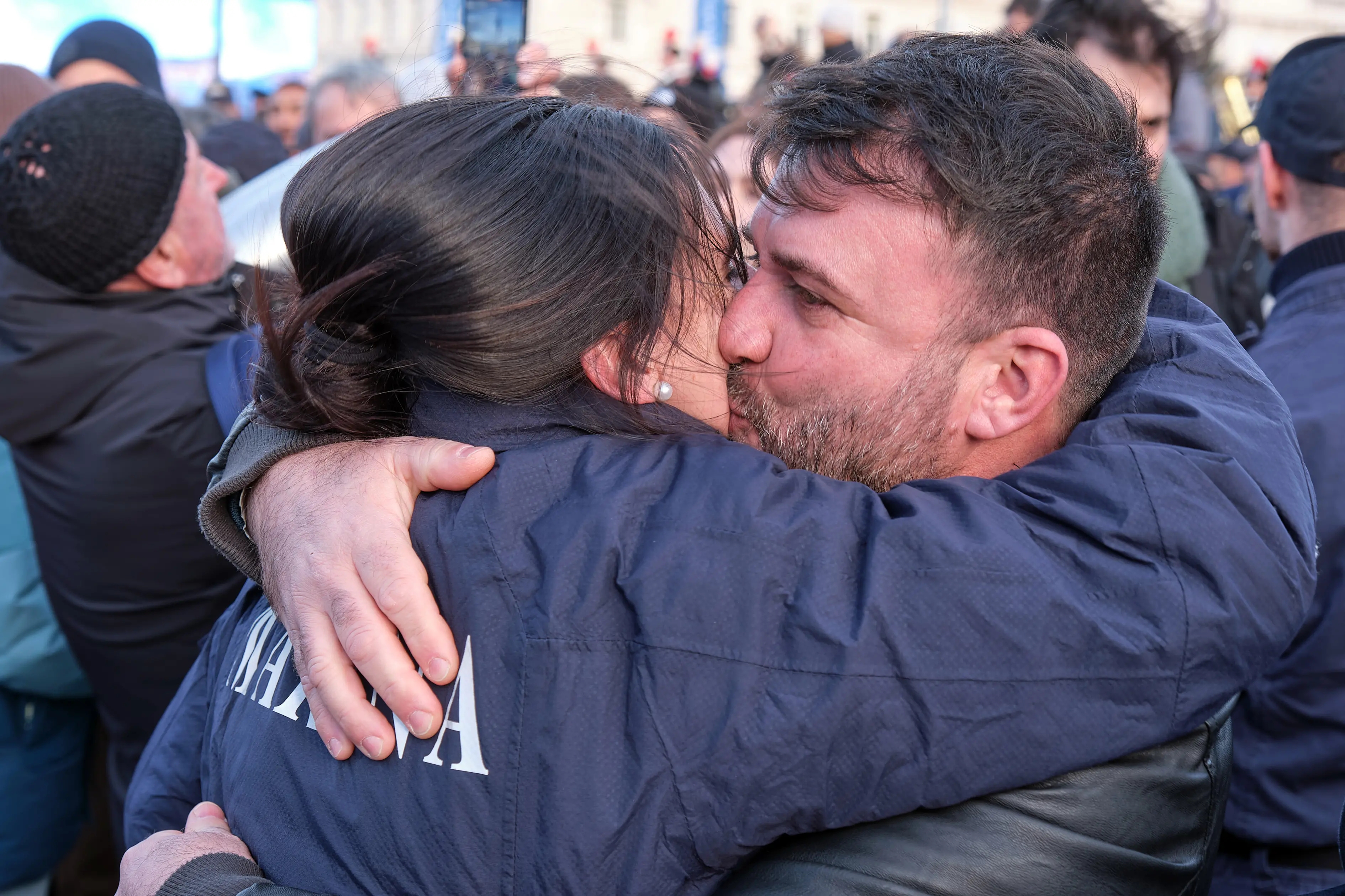 Nel fotoservizio di Massimo Silvano, il Vespucci rientrato in Italia a Trieste dopo 20 mesi di navigazione nel mondo, gli abbracci dopo il tour mondiale tra i membri dell’equipaggio e parenti e il comandante del veliero della Marina militare italiana