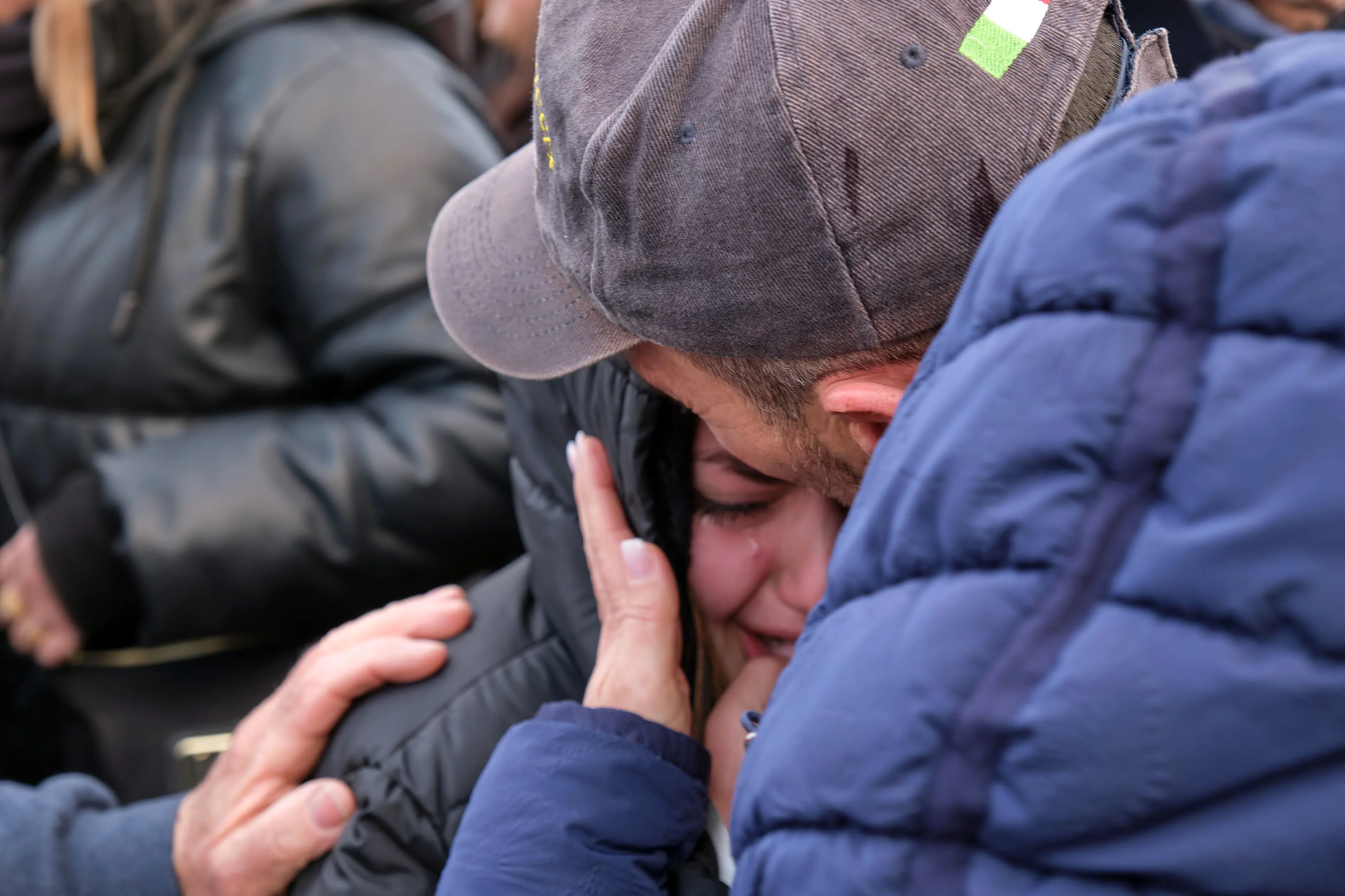 Nel fotoservizio di Massimo Silvano, il Vespucci rientrato in Italia a Trieste dopo 20 mesi di navigazione nel mondo, gli abbracci dopo il tour mondiale tra i membri dell’equipaggio e parenti e il comandante del veliero della Marina militare italiana