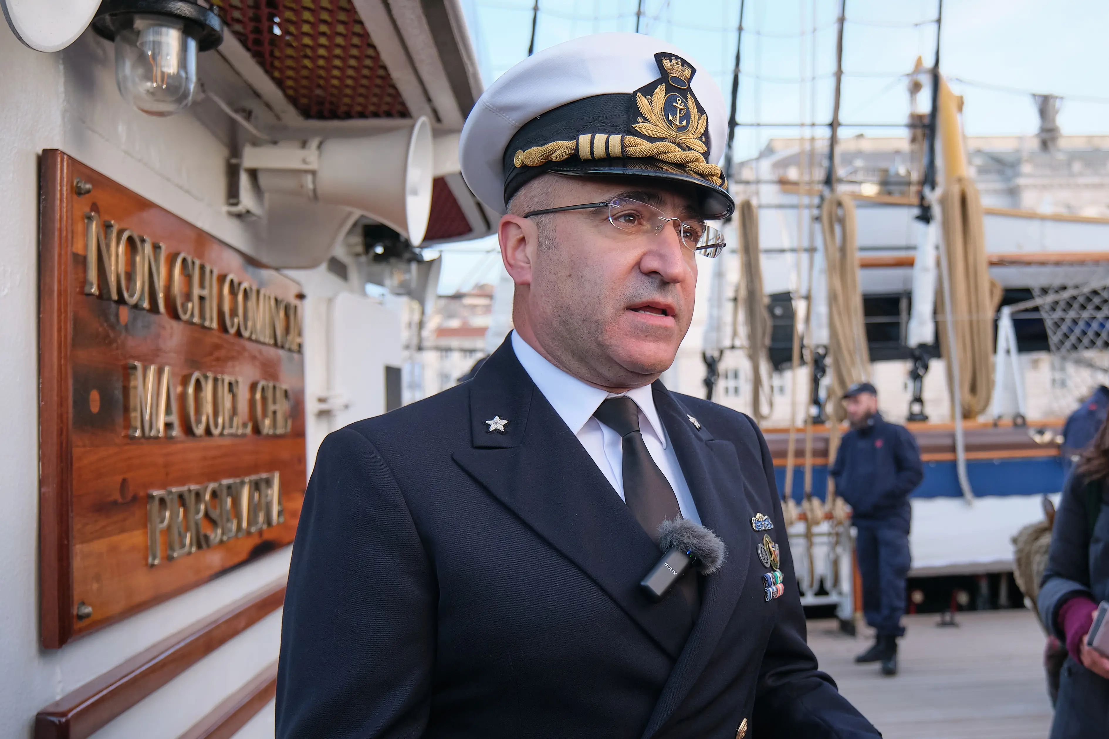 Nel fotoservizio di Massimo Silvano, il comandante Giuseppe Lai del veliero della Marina militare italiana