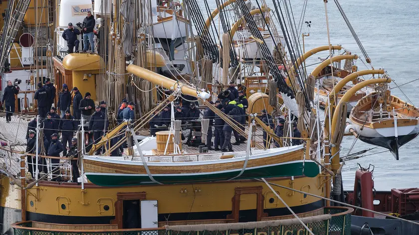 Nel fotoservizio di Massimo Silvano, il Vespucci rientrato in Italia a Trieste dopo 20 mesi di navigazione nel mondo, gli abbracci dopo il tour mondiale tra i membri dell’equipaggio e parenti e il comandante del veliero della Marina militare italiana