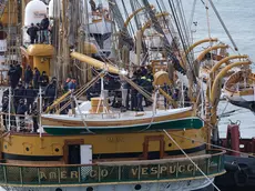 Nel fotoservizio di Massimo Silvano, il Vespucci rientrato in Italia a Trieste dopo 20 mesi di navigazione nel mondo, gli abbracci dopo il tour mondiale tra i membri dell’equipaggio e parenti e il comandante del veliero della Marina militare italiana