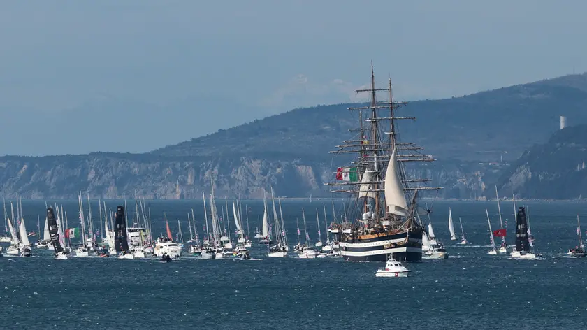 Il veliero Vespucci approda a Trieste scortato dal corteo di barche della Barcolana special editon promossa per l'occasione. Fotoservizio di Lasorte, Silvano e Bruni