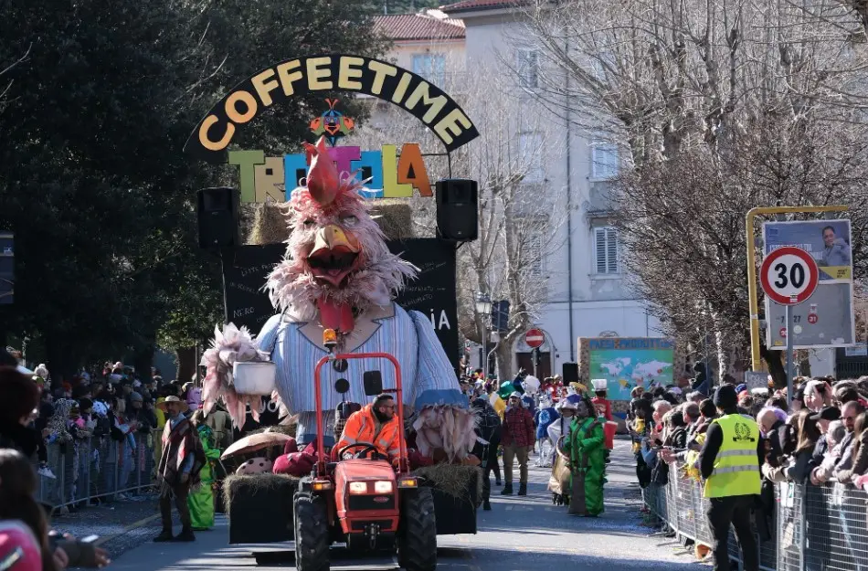 Il carro Coffee Time della compagnia la Trottola arrivata terza Foto Massimo Silvano