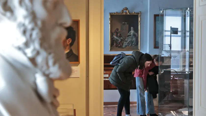Nella giornata di domenica sono stati numerosi i visitatori dei musei cittadini, a cominciare da quelli più vicini alla Rive come palazzo Gopcevich. Il percorso storico non può prescindere dal de Henriquez (Fotoservizio Andrea Lasorte)