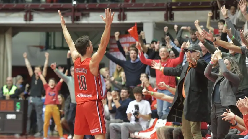 L'esultanza della Pallacanestro Trieste dopo la vittoria Foto Francesco Bruni