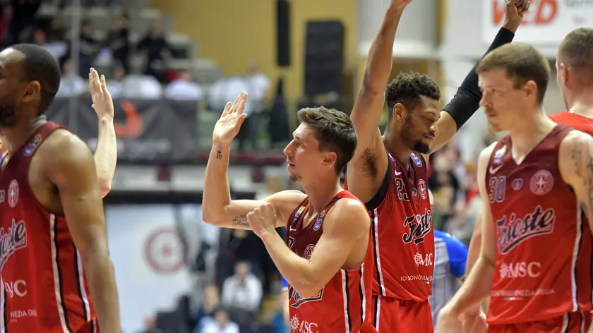 Nel fotoservizio di Francesco Bruni alcuni momenti del successo di Trieste su Treviso: la gioia di Ruzzier e compagni