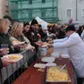 La distribuzione della frittata con la salsiccia in piazza Marconi a Muggia Fotoservizio Andrea Lasorte