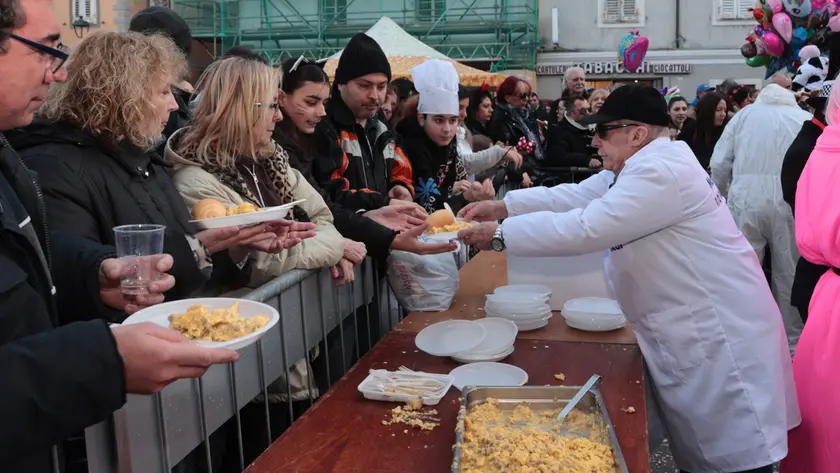 La distribuzione della frittata con la salsiccia in piazza Marconi a Muggia Fotoservizio Andrea Lasorte