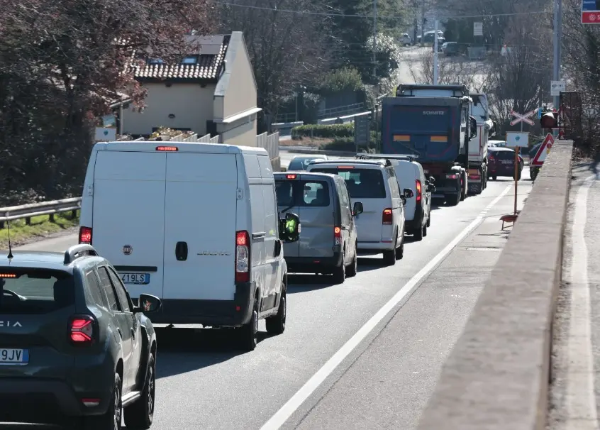 Code al quadrivio di Opicina per traffico deviato dall' autostrada Foto Andrea Lasorte