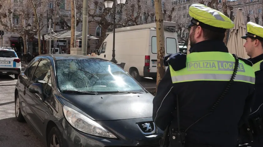 L'auto con il parabrezza sfondato accanto alla pattuglia della Polizia locale Foto Lasorte