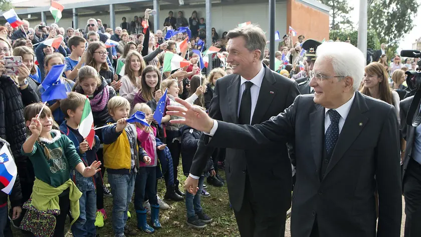 Il presidente della Repubblica Sergio Mattarella e il presidente della Repubblica di Slovenia al loro arrivo a DoberdÃ² del Lago, 26 ottobre 2016. ANSA/ UFFICIO STAMPA QUIRINALE - PAOLO GIANDOTTI +++ ANSA PROVIDES ACCESS TO THIS HANDOUT PHOTO TO BE USED SOLELY TO ILLUSTRATE NEWS REPORTING OR COMMENTARY ON THE FACTS OR EVENTS DEPICTED IN THIS IMAGE; NO ARCHIVING; NO LICENSING +++.