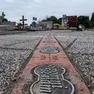 La doppia linea di mattoni rossi che al cimitero di Merna ricorda dove una volta passava il confine. Foto Kosic