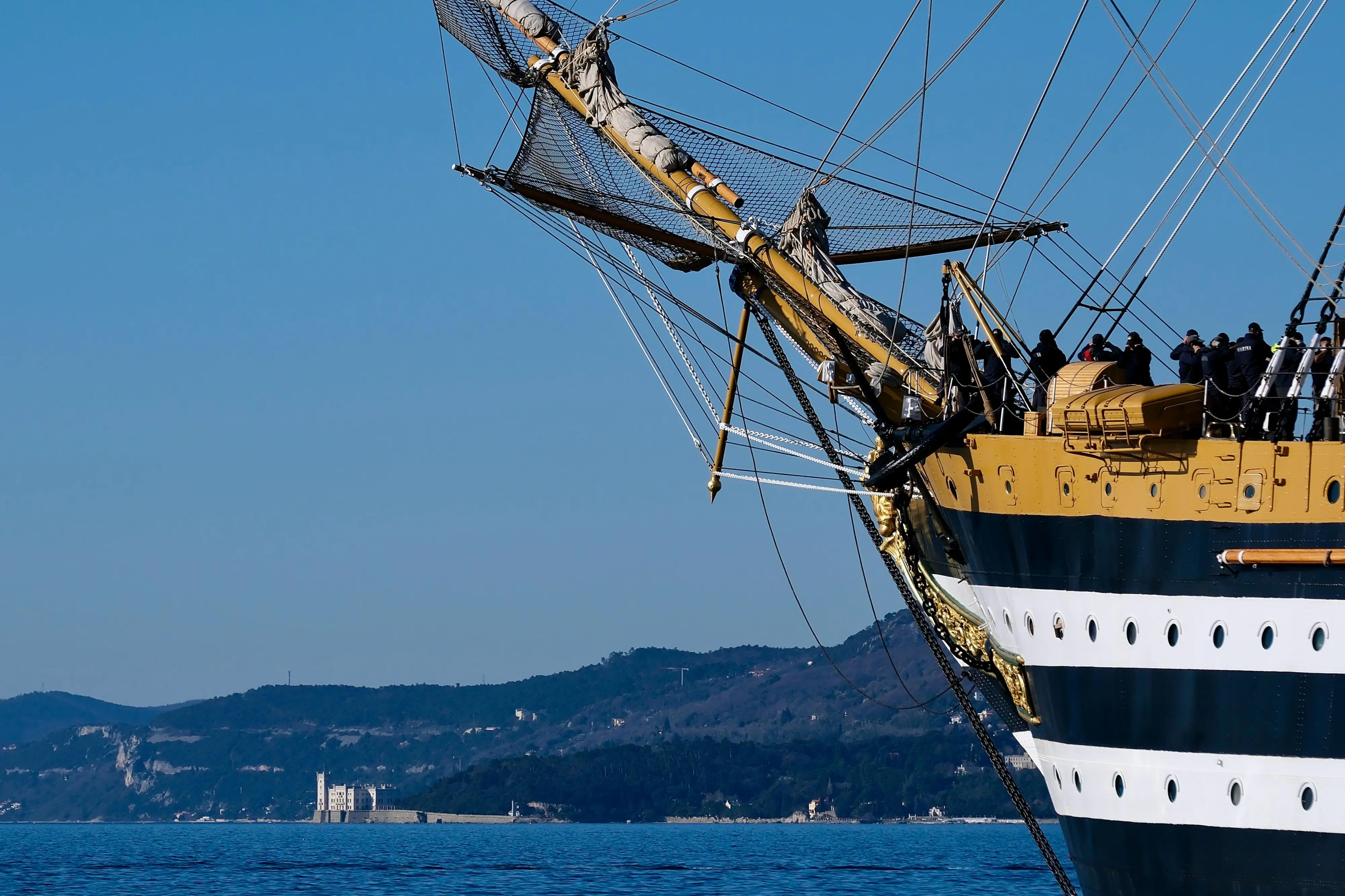 Il veliero Vespucci ha mollato gli ormeggi dalle Rive di Trieste e si è trasferita all'Arsenale del porto cittadino. Tre fischi di sirena in segno di saluto a Trieste, la città che l’ho accolto festosamente al rientro del tour mondiale. Alle 15 di martedì 4 marzo la nave scuola della Marina Militare si è allontanata dalla Riva del Mandracchio e si è lasciata alle spalle piazza Unità d’Italia, dopo tre giorni di celebrazioni. Centinaia di triestini e turisti sono accorsi sulle Rive e sul Molo Audace per salutare quella che è considerata la nave più bella del mondo. Impossibile replicare il bagno di folla che l’ha accolta domenica all’arrivo, con tanto di passaggio delle frecce tricolori. Ma in tanti hanno voluto essere presenti alla partenza. Due rimorchiatori hanno girato il vascello, con manovre morbide e precise, quasi a passo di danza. L’impressione, da terra, era di osservare un carillon silenzioso che in qualche minuto ha permesso al veliero di puntare la prua verso l’Adriatico, pronto per il tour Mediterraneo. Prima di allontanarsi, il saluto alla città. Tre fischi di sirena e i marinai che sventolano mani e cappelli. Trieste ricambia con lo stesso affetto e sulle Rive scroscia un applauso che suona come un arrivederci. Notizia di Maria Elena Pattaro foto di Massimo Silvano