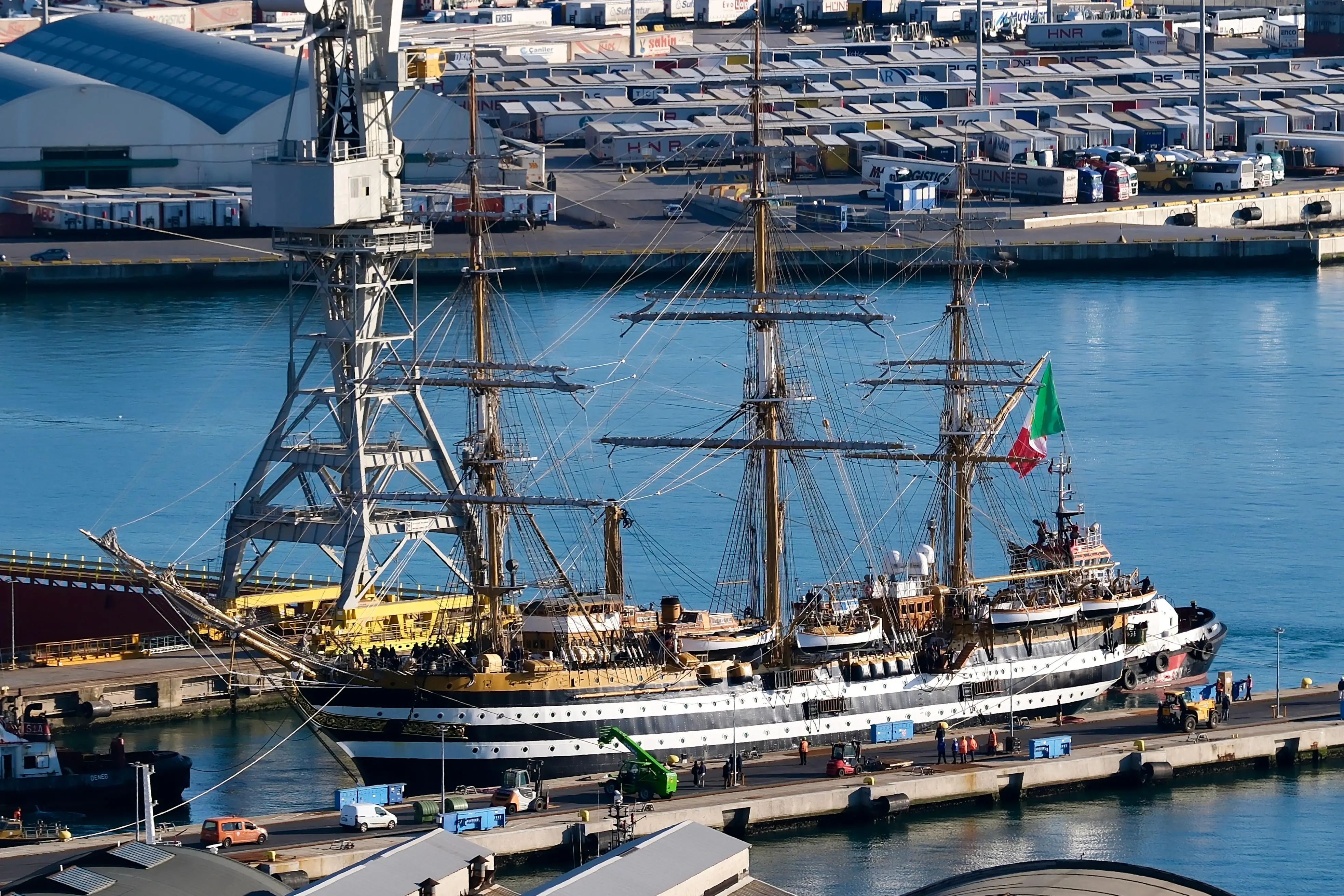 Il veliero Vespucci ha mollato gli ormeggi dalle Rive di Trieste e si è trasferita all'Arsenale del porto cittadino. Tre fischi di sirena in segno di saluto a Trieste, la città che l’ho accolto festosamente al rientro del tour mondiale. Alle 15 di martedì 4 marzo la nave scuola della Marina Militare si è allontanata dalla Riva del Mandracchio e si è lasciata alle spalle piazza Unità d’Italia, dopo tre giorni di celebrazioni. Centinaia di triestini e turisti sono accorsi sulle Rive e sul Molo Audace per salutare quella che è considerata la nave più bella del mondo. Impossibile replicare il bagno di folla che l’ha accolta domenica all’arrivo, con tanto di passaggio delle frecce tricolori. Ma in tanti hanno voluto essere presenti alla partenza. Due rimorchiatori hanno girato il vascello, con manovre morbide e precise, quasi a passo di danza. L’impressione, da terra, era di osservare un carillon silenzioso che in qualche minuto ha permesso al veliero di puntare la prua verso l’Adriatico, pronto per il tour Mediterraneo. Prima di allontanarsi, il saluto alla città. Tre fischi di sirena e i marinai che sventolano mani e cappelli. Trieste ricambia con lo stesso affetto e sulle Rive scroscia un applauso che suona come un arrivederci. Notizia di Maria Elena Pattaro foto di Massimo Silvano