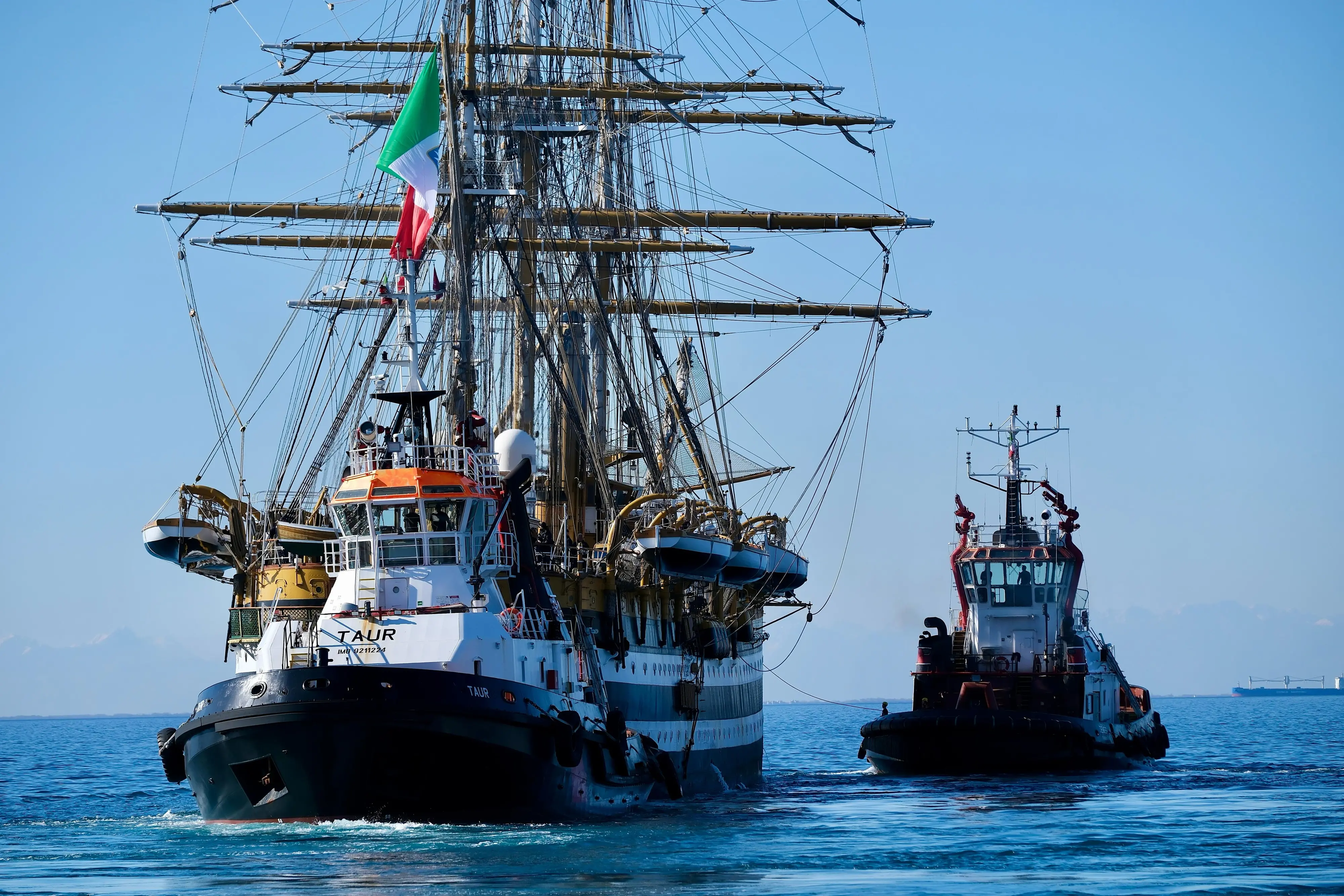 Il veliero Vespucci ha mollato gli ormeggi dalle Rive di Trieste e si è trasferita all'Arsenale del porto cittadino. Tre fischi di sirena in segno di saluto a Trieste, la città che l’ho accolto festosamente al rientro del tour mondiale. Alle 15 di martedì 4 marzo la nave scuola della Marina Militare si è allontanata dalla Riva del Mandracchio e si è lasciata alle spalle piazza Unità d’Italia, dopo tre giorni di celebrazioni. Centinaia di triestini e turisti sono accorsi sulle Rive e sul Molo Audace per salutare quella che è considerata la nave più bella del mondo. Impossibile replicare il bagno di folla che l’ha accolta domenica all’arrivo, con tanto di passaggio delle frecce tricolori. Ma in tanti hanno voluto essere presenti alla partenza. Due rimorchiatori hanno girato il vascello, con manovre morbide e precise, quasi a passo di danza. L’impressione, da terra, era di osservare un carillon silenzioso che in qualche minuto ha permesso al veliero di puntare la prua verso l’Adriatico, pronto per il tour Mediterraneo. Prima di allontanarsi, il saluto alla città. Tre fischi di sirena e i marinai che sventolano mani e cappelli. Trieste ricambia con lo stesso affetto e sulle Rive scroscia un applauso che suona come un arrivederci. Notizia di Maria Elena Pattaro foto di Massimo Silvano