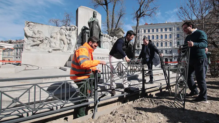 La statua di Sissi in piazza Libertà e le diverse prospettive della recinzione attorno al monumento foto Lasorte