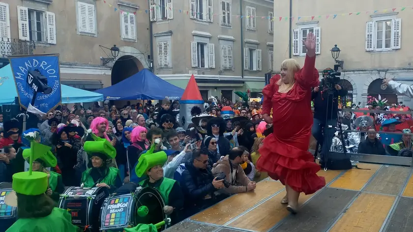 Il ritrovo in piazza Marconi e il corteo di domenica (foto Silvano)