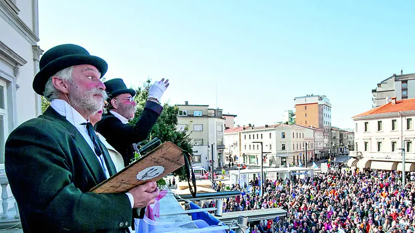 Il momento clou della lettura del Testamento dal balcone del Municipio. Fotoservizio K. Bonaventura