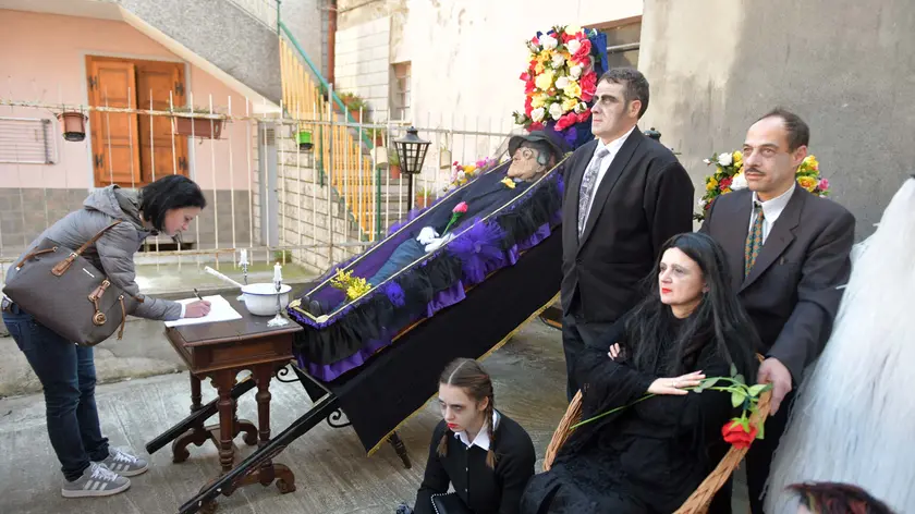 Il funerale a Servola in stile famiglia Addams Foto Francesco Bruni