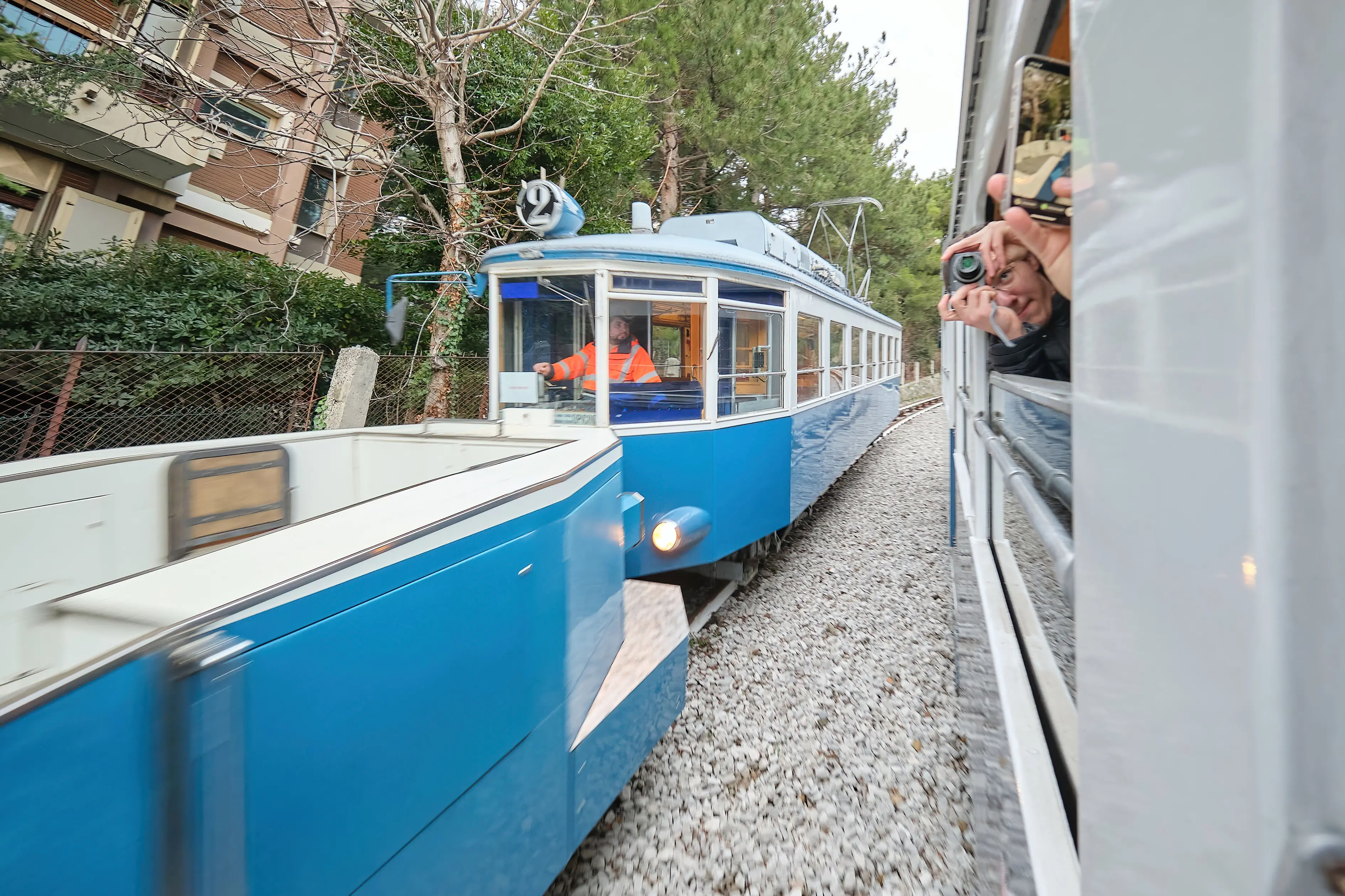 Il Tram di Opicina con il carro scudo che ha subito il guasto Foto Lasorte