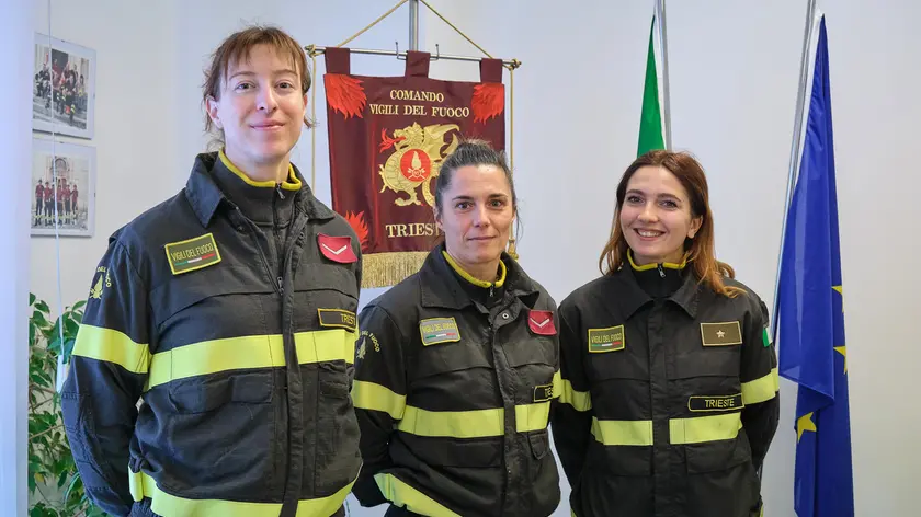 Irene Pischiutta, Giulia De Petris e Alice Salcini nel comando provinciale di via d’Alviano. Foto Silvano