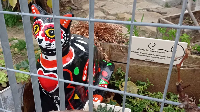 La statua di Gas rubata dal giardino di casa in via San Giovanni