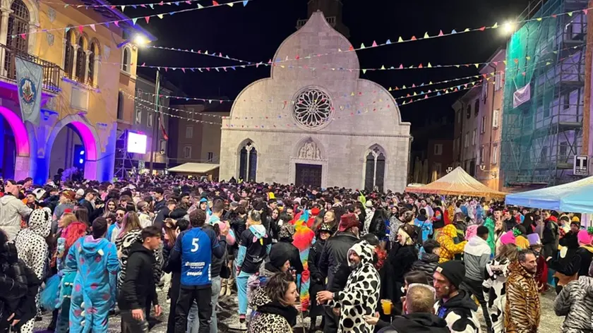 Piazza Marconi gremita di gente per il Carnevale di Muggia